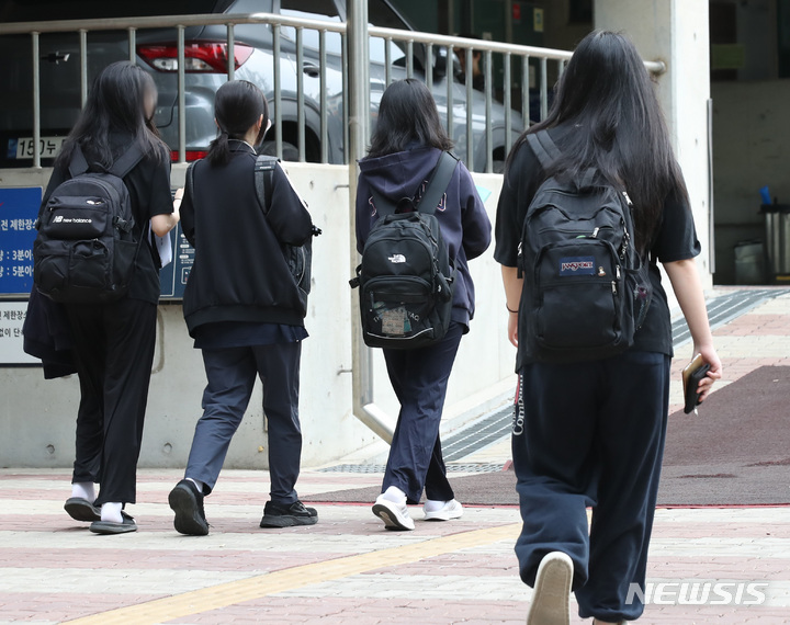 [단독]첫 고교학점제 경험한 고1·학부모 72% "폐지해야"