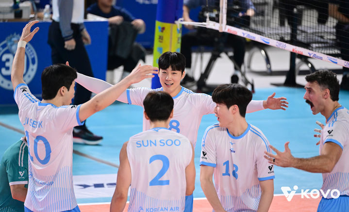 남자배구 대한항공, 삼성화재 3-0 완파하고 선두 도약…4연승