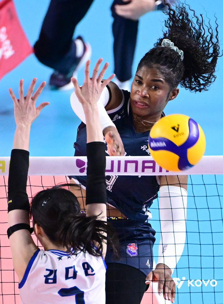 희비 엇갈린 여자배구 '2강'…도로공사 '1위'·기업은행 '꼴찌'